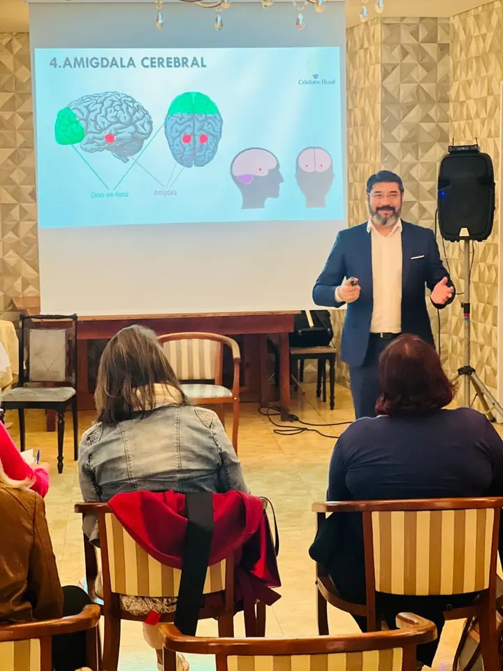 Cristiano Brasil em treinamento corporativo sobre inteligência emocional