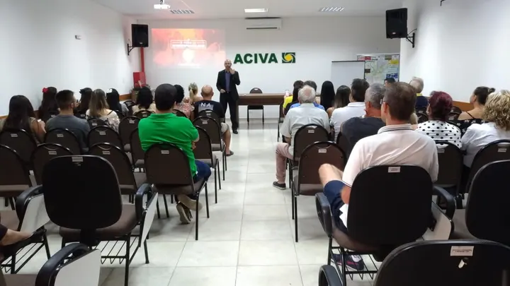 Cristiano Brasil palestrando em evento de negócios sobre performance humana