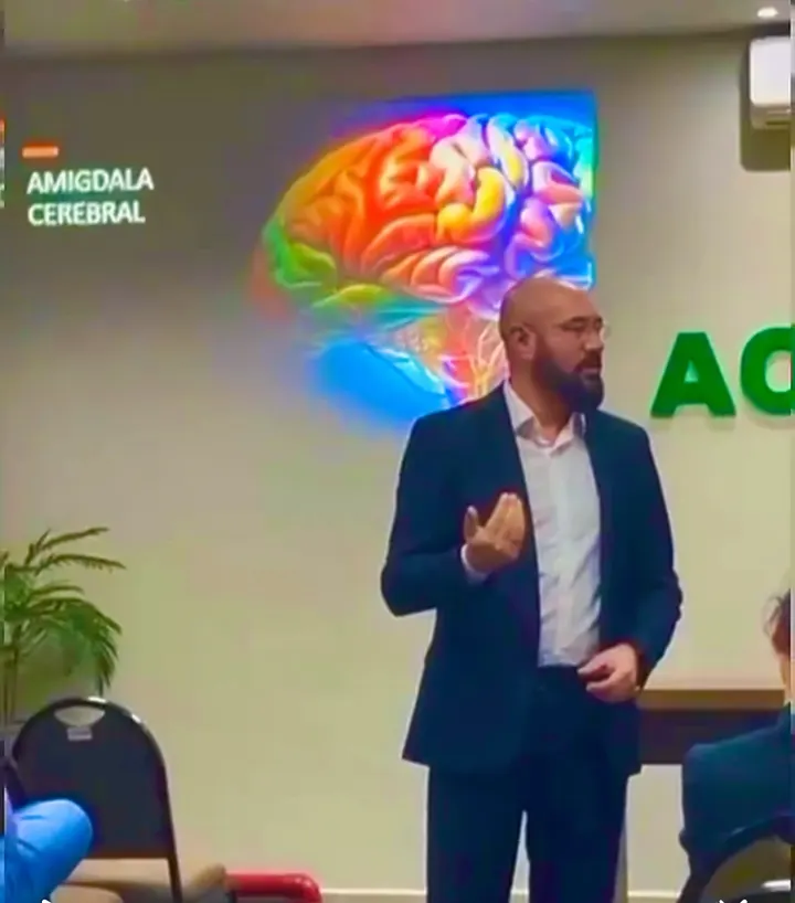 Cristiano Brasil em palestra para empreendedores sobre saúde mental