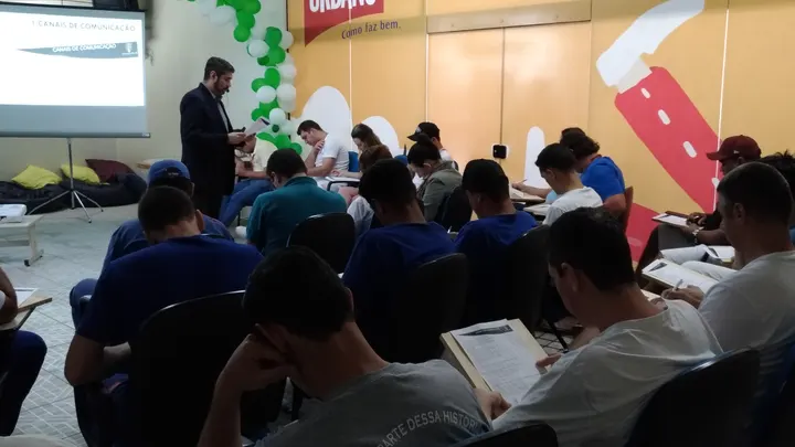 Cristiano Brasil apresentando em seminário sobre psicoterapia breve